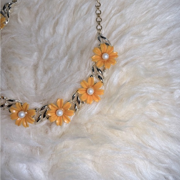 Vintage 60’s Bakelite Orange Flowers with Pearl Center Choker Necklace - Picture 2 of 4